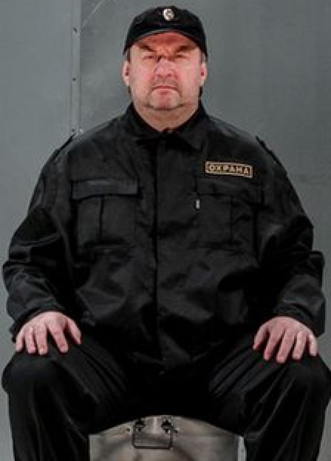 Четверо в комнате, не считая охранника