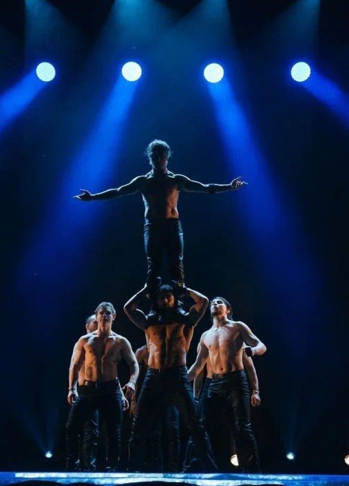 Шоу «Рубашки-долой»