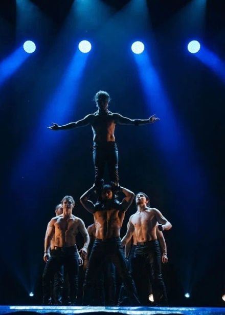 Шоу «Рубашки-долой»