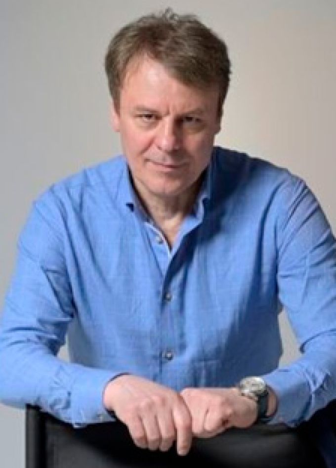 Андрей, вам не в театр. Вам на стадион