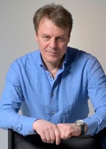 Андрей, вам не в театр. Вам на стадион